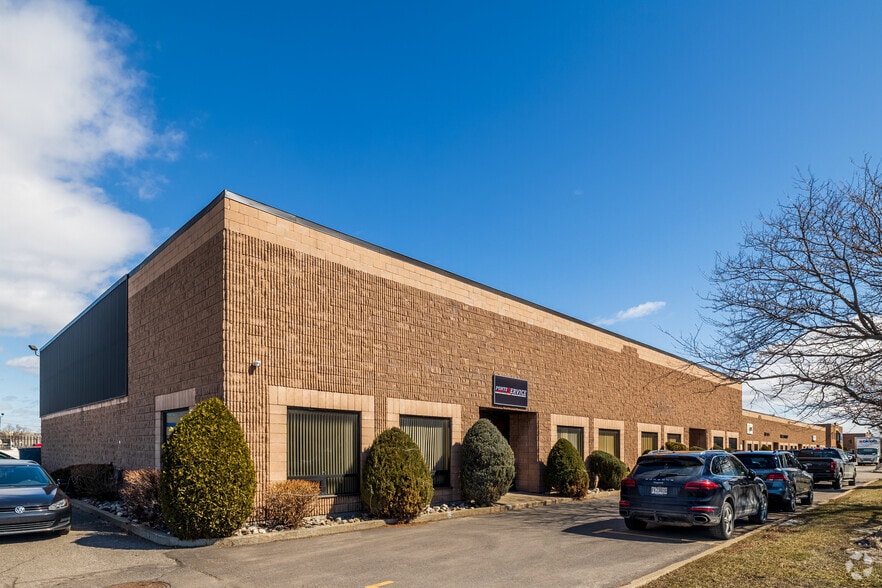 625-651 Rue McCaffrey, Montréal, QC à louer - Photo principale – Image 1 sur 15