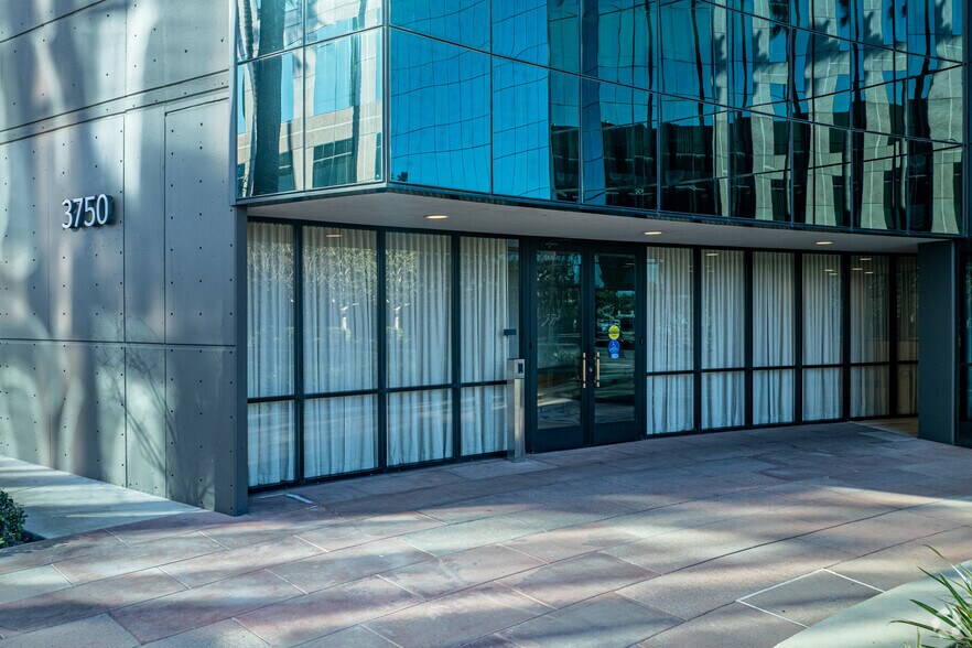 3750 Kilroy Airport Way, Long Beach, CA à louer - Photo de l’immeuble – Image 3 sur 7