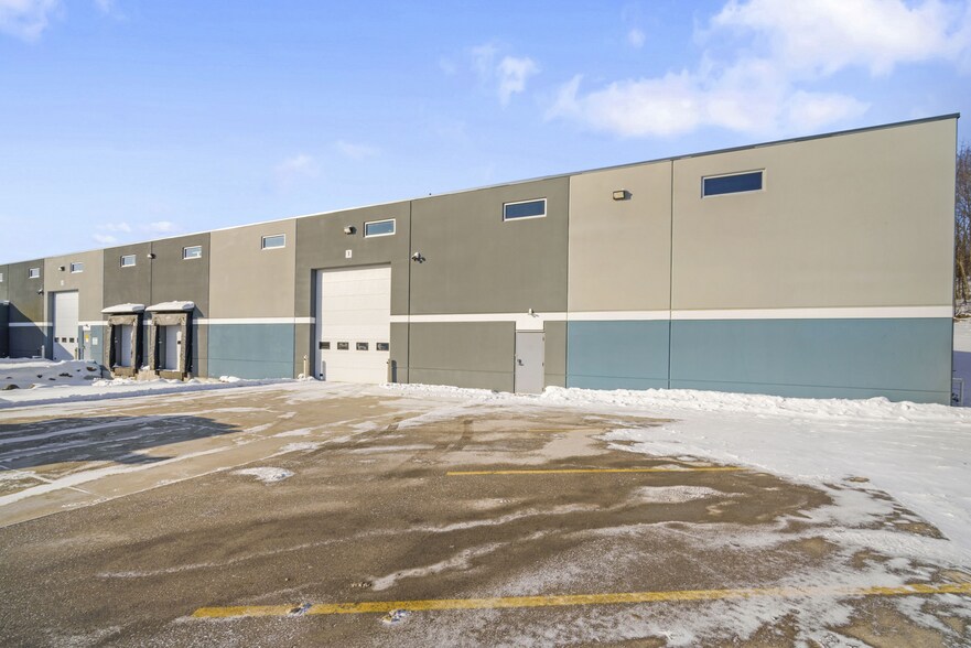 3769 Scenic Rd, Slinger, WI à louer - Photo de l’immeuble – Image 2 sur 8