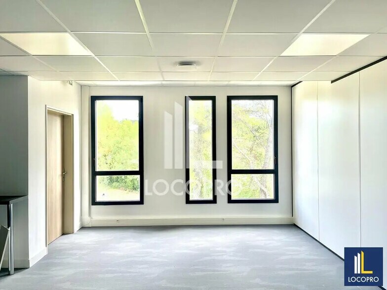 Bureau dans Fuveau à louer - Photo de l’immeuble – Image 3 sur 9