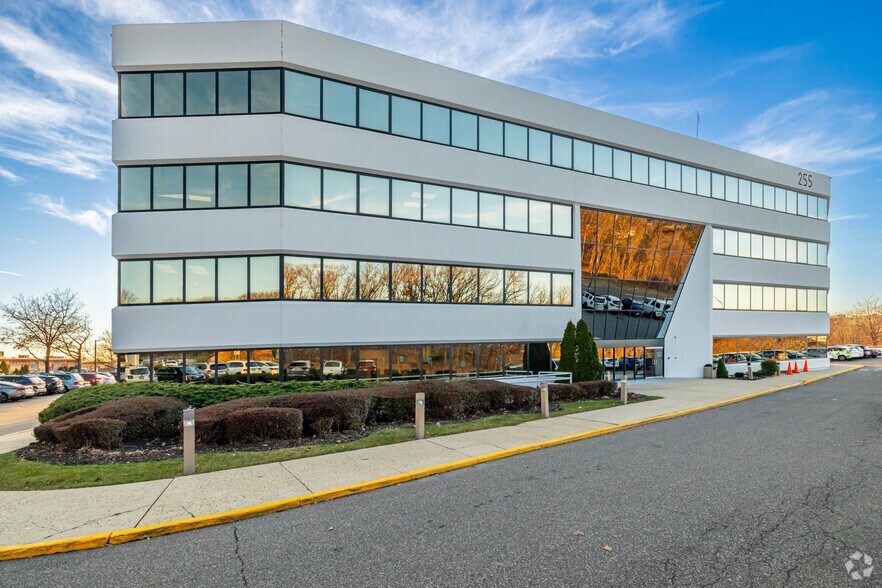 255 Executive Dr, Plainview, NY à louer - Photo principale – Image 1 sur 20