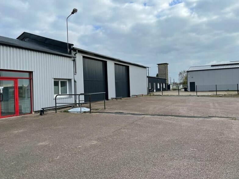 Local d’activités dans Tancarville à louer - Photo de l’immeuble – Image 1 sur 5