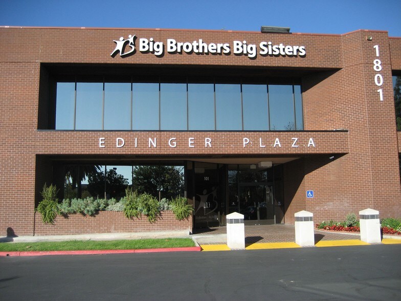 1801 E Edinger Ave, Santa Ana, CA à louer - Photo de l’immeuble – Image 2 sur 8