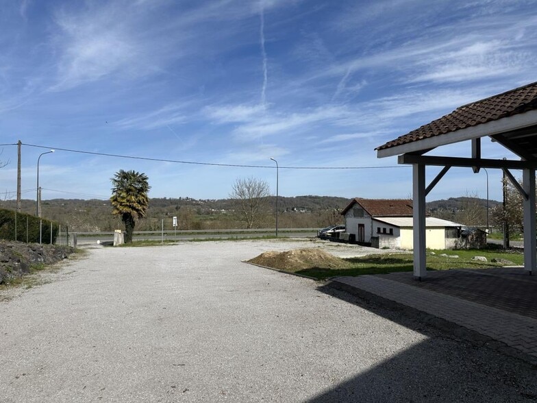 Local d’activités dans Oloron-Sainte-Marie à louer - Photo de l’immeuble – Image 3 sur 11