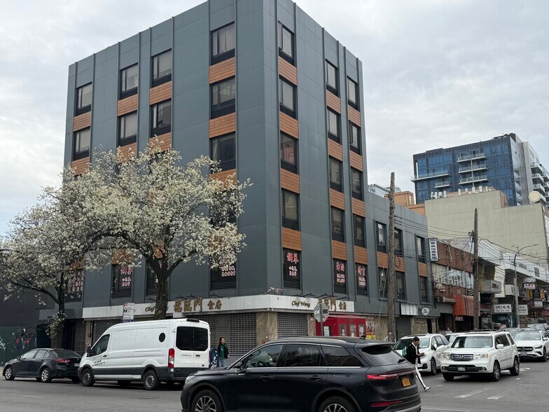 13553 Northern Blvd, Flushing, NY à louer - Photo de l’immeuble – Image 2 sur 5