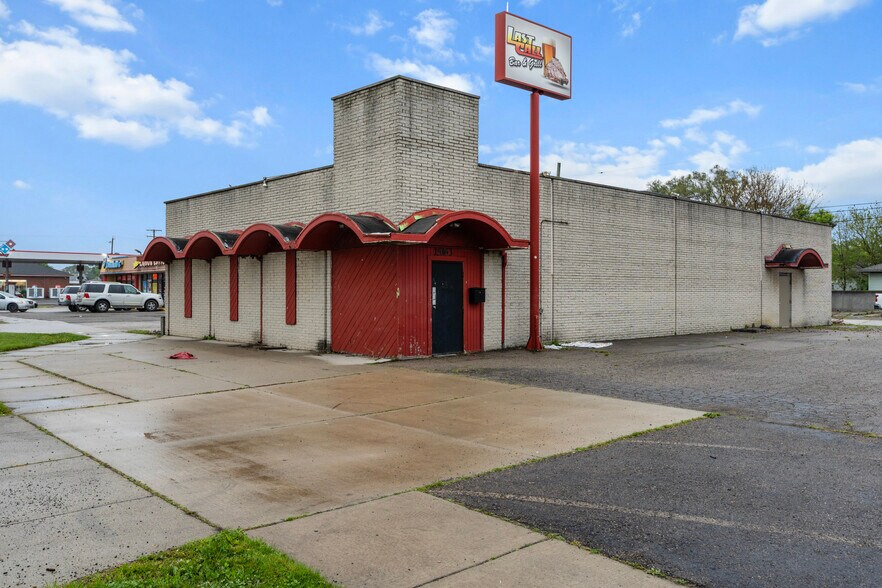 15163 E 10 Mile Rd, Eastpointe, MI à vendre - Photo de l’immeuble – Image 1 sur 28