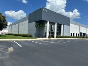9353 Laredo Ave, Fort Myers, FL à louer Photo de l’immeuble– Image 1 sur 10