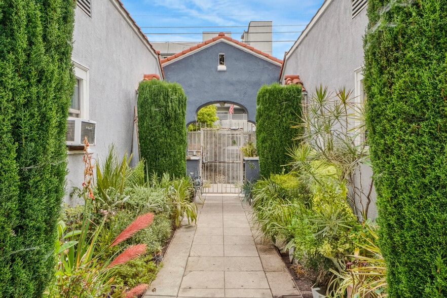 975 S Ardmore Ave, Los Angeles, CA à vendre - Photo de l’immeuble – Image 3 sur 13
