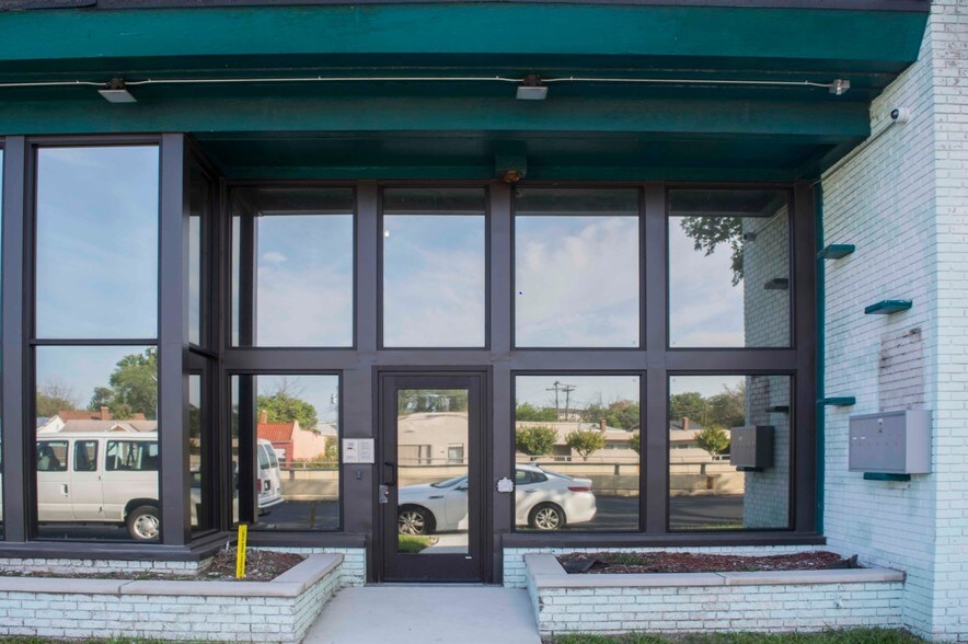 18040 James Couzens Fwy, Detroit, MI à louer - Photo de l’immeuble – Image 2 sur 10