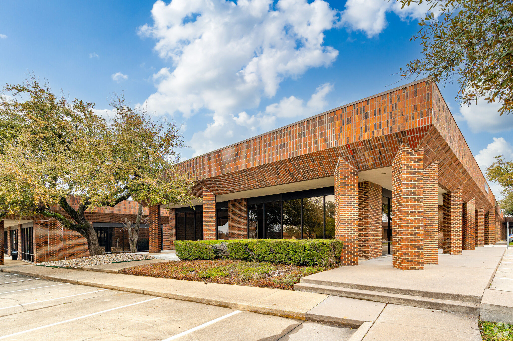 4275 Kellway Cir, Addison, TX à louer Photo de l’immeuble– Image 1 sur 6