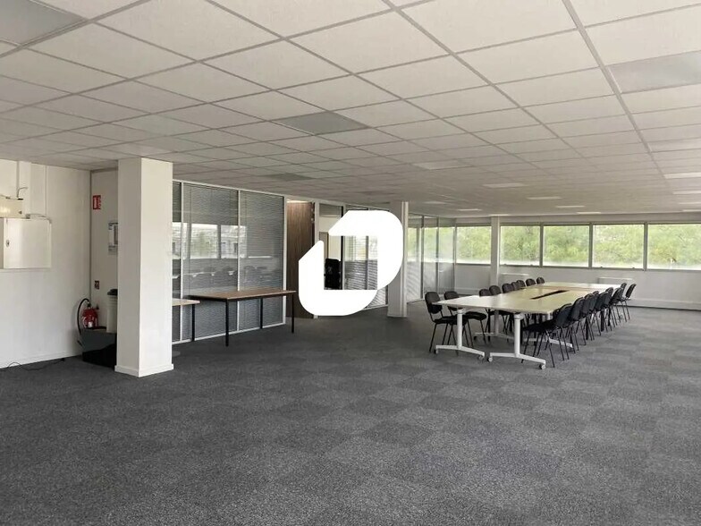 5 Rue Edison, Bron à louer - Photo de l’immeuble – Image 3 sur 16