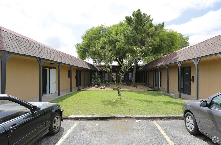 3814 Marquis Dr, Garland, TX à louer - Photo de l’immeuble – Image 2 sur 3