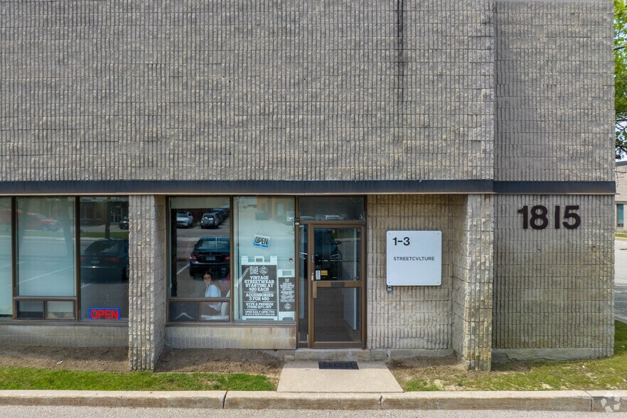 1815 Meyerside Dr, Mississauga, ON à louer - Photo de l’immeuble – Image 3 sur 4