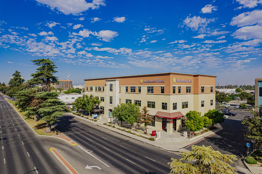 900 Truxtun Ave, Bakersfield, CA à louer - Photo de l’immeuble – Image 1 sur 5