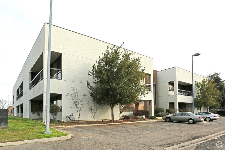 4974 E Clinton Way, Fresno, CA à louer - Photo de l’immeuble – Image 1 sur 4