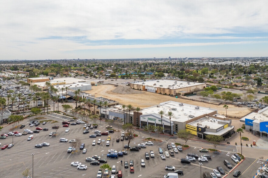 1500 E Village Way, Orange, CA à louer - Photo de l’immeuble – Image 1 sur 2