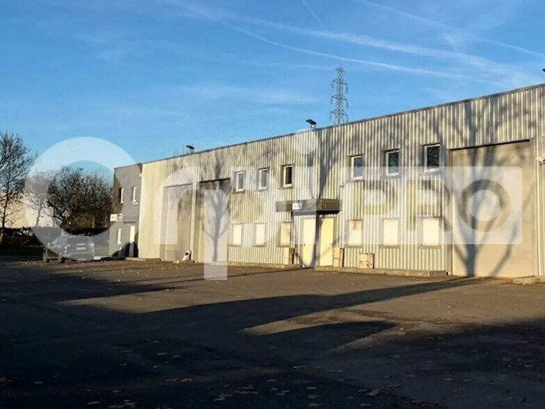 Local d’activités dans Vert-Saint-Denis à louer - Photo de l’immeuble – Image 1 sur 24