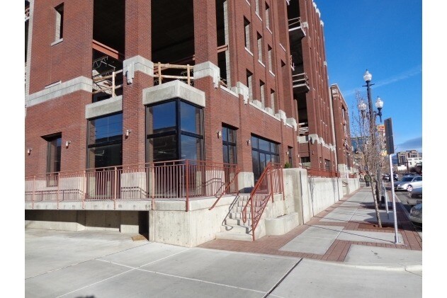 360 W Broadway, Salt Lake City, UT à louer - Photo de l’immeuble – Image 3 sur 13
