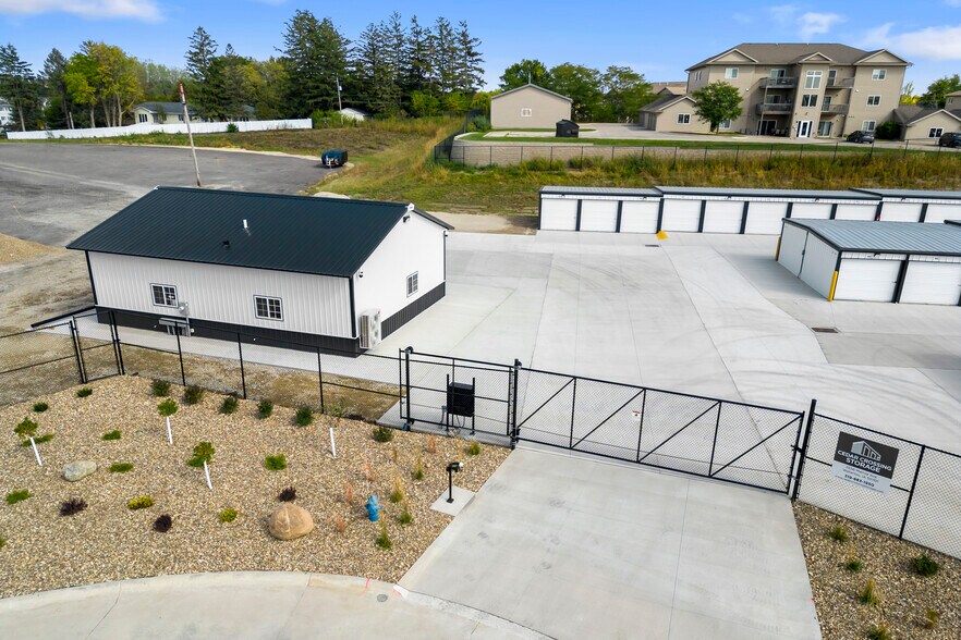 3556 Marnie Ave, Waterloo, IA à vendre - Photo de l’immeuble – Image 2 sur 32