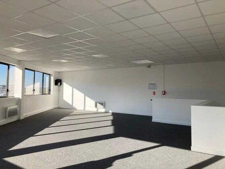 Local d’activités dans SAINT CYR L ECOLE à louer - Photo intérieure – Image 3 sur 7