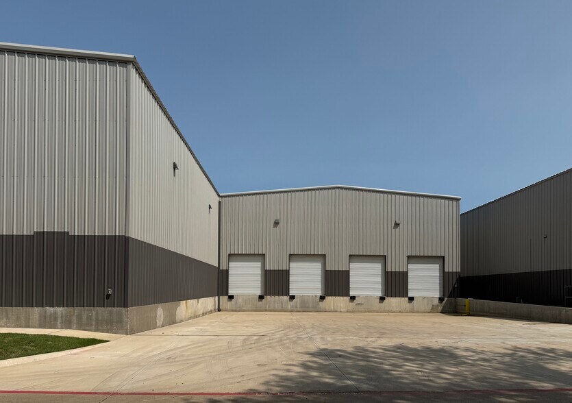 888 N Mill St, Lewisville, TX à louer - Photo de l’immeuble – Image 3 sur 12