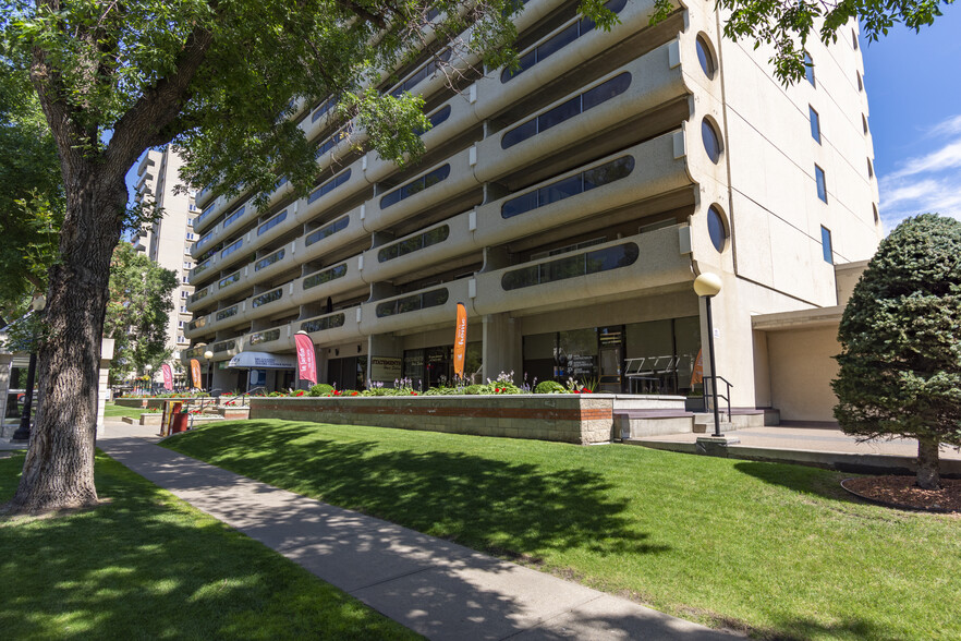 9837 110th St NW, Edmonton, AB à louer - Photo de l’immeuble – Image 1 sur 1