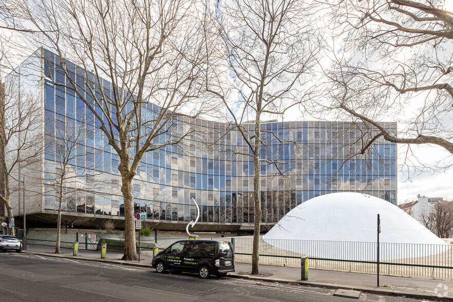 2 Place Du Colonel Fabien, Paris à louer - Photo de l’immeuble – Image 3 sur 10