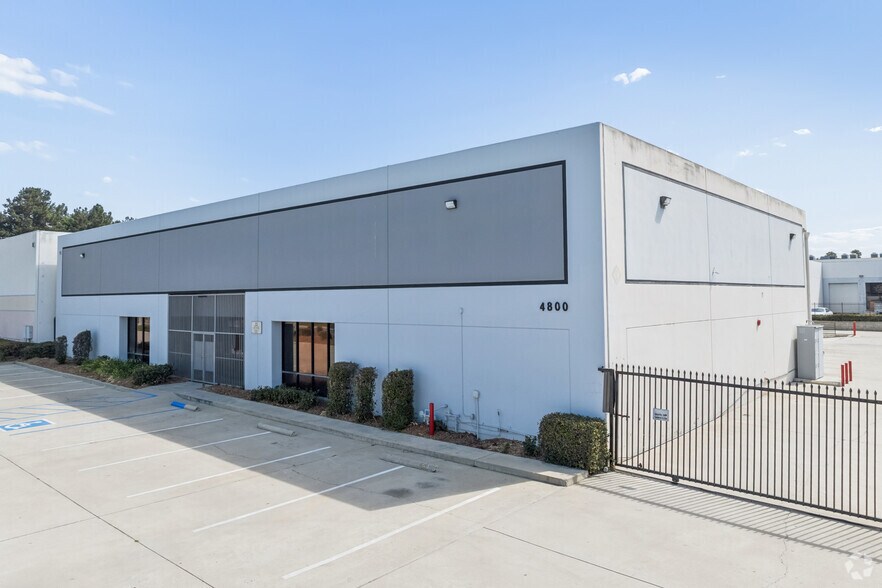 4800 LittleJohn St, Baldwin Park, CA à louer - Photo de l’immeuble – Image 1 sur 32