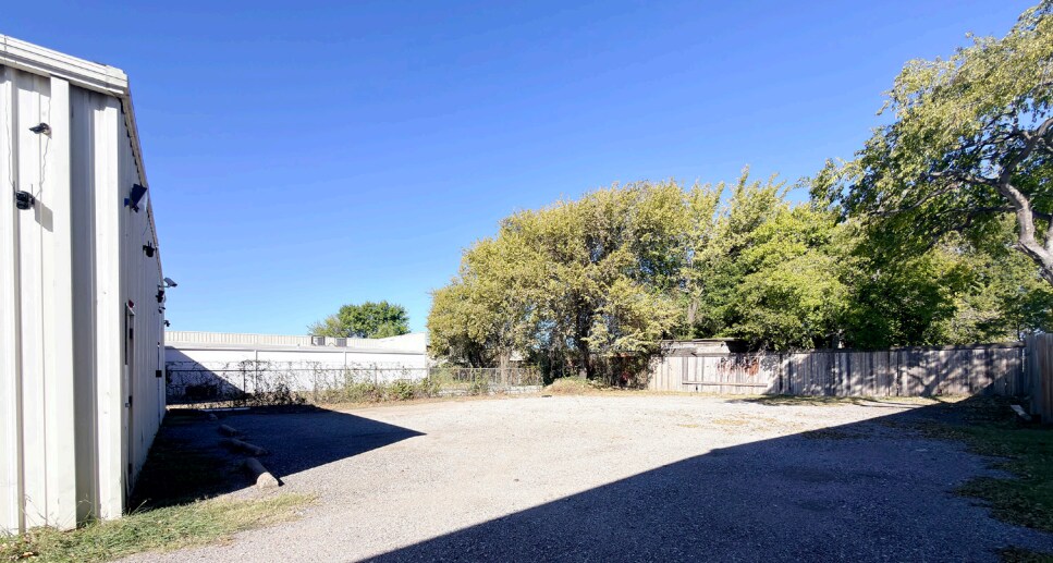 2245 Royal Ln, Dallas, TX à louer - Photo de l’immeuble – Image 3 sur 10