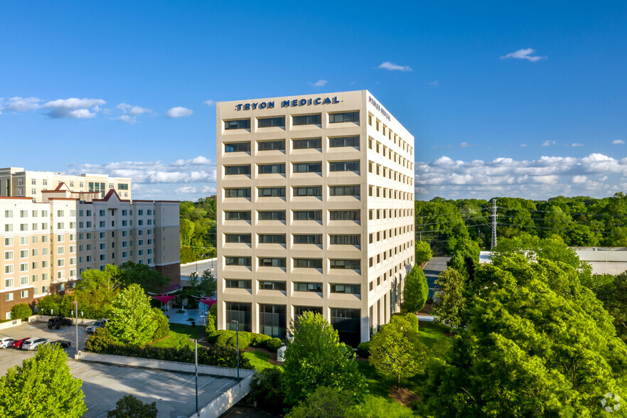 6060 Piedmont Row Dr S, Charlotte, NC à louer - Photo de l’immeuble – Image 3 sur 7