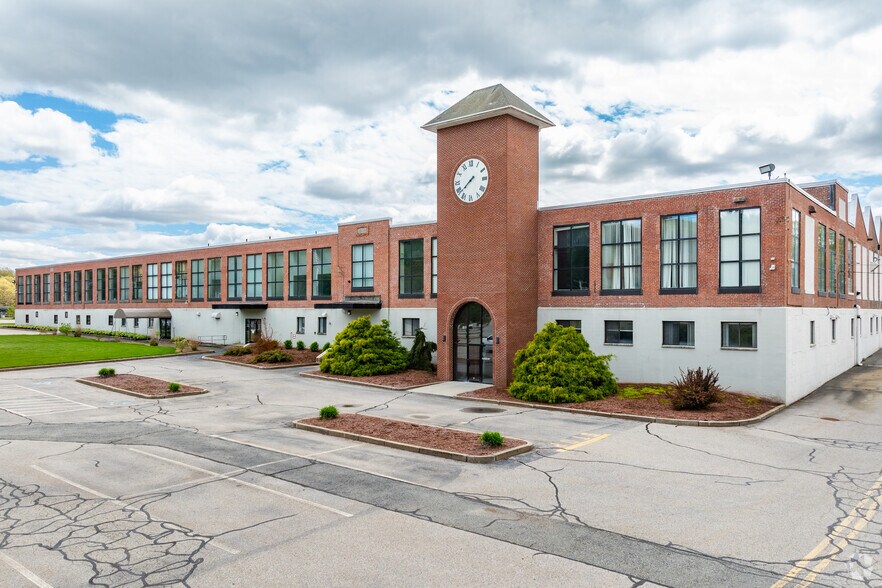 582 Great Rd, North Smithfield, RI à louer - Photo principale – Image 1 sur 6