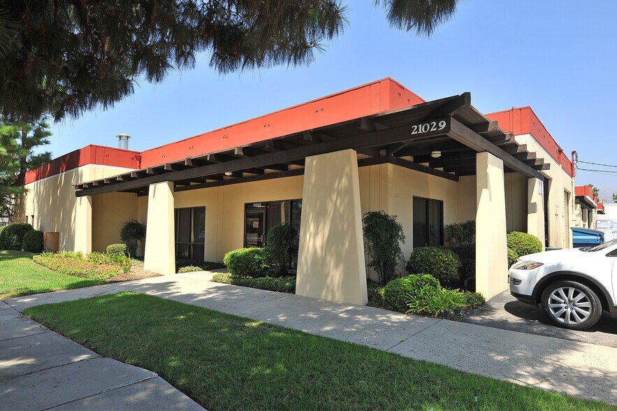 21011 Itasca St, Chatsworth, CA à louer - Photo de l’immeuble – Image 2 sur 2