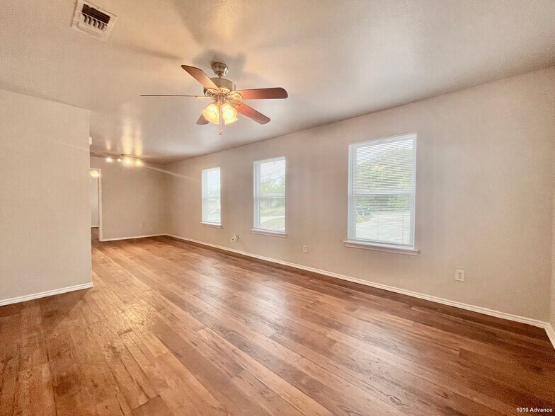 1009 Advance St, San Marcos, TX à vendre - Photo intérieure – Image 3 sur 13