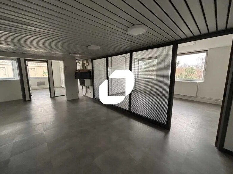 317 Square Des Champs Elysées, Évry-Courcouronnes à louer - Photo de l’immeuble – Image 2 sur 12