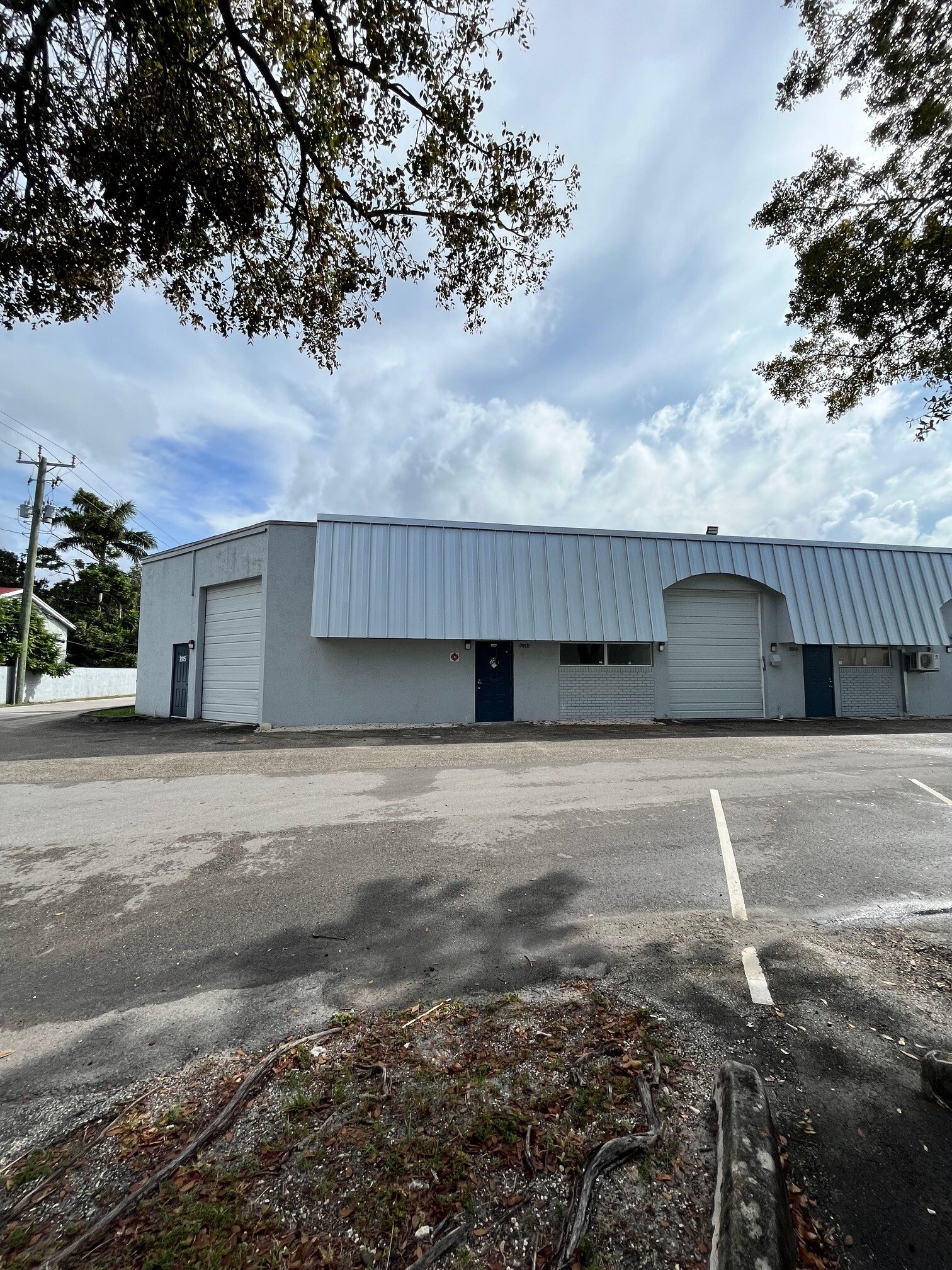 2696 NW 31st Ave, Lauderdale Lakes, FL à louer Photo de l’immeuble– Image 1 sur 6