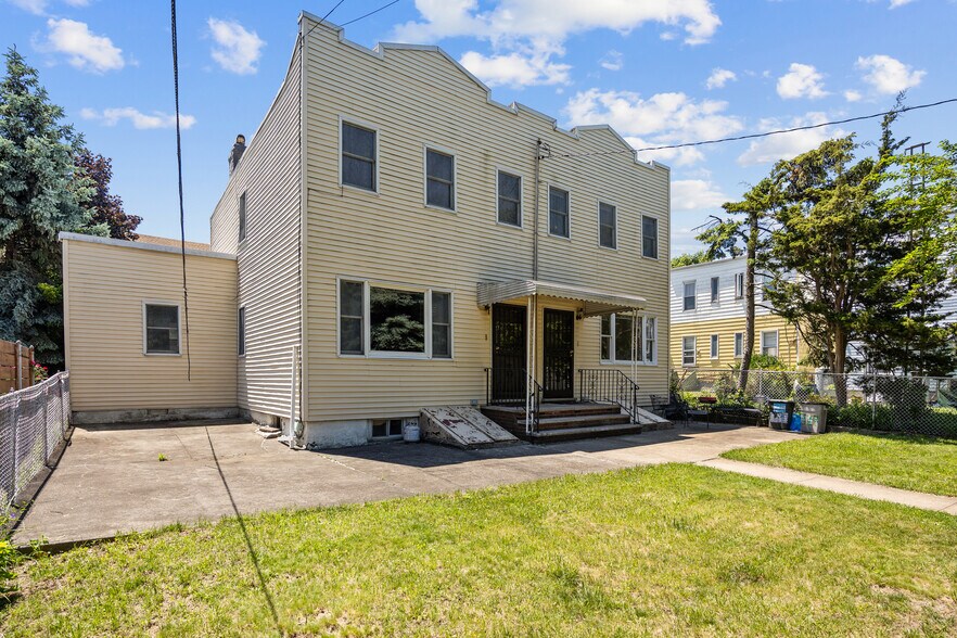 6114 56th Dr, Maspeth, NY à vendre - Photo de l’immeuble – Image 3 sur 17