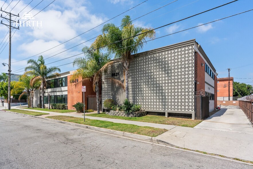 8621 Bellanca Ave, Los Angeles, CA à louer - Photo de l’immeuble – Image 2 sur 32