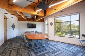 101 Lucas Valley Rd, San Rafael, CA à louer Photo intérieure– Image 1 sur 4