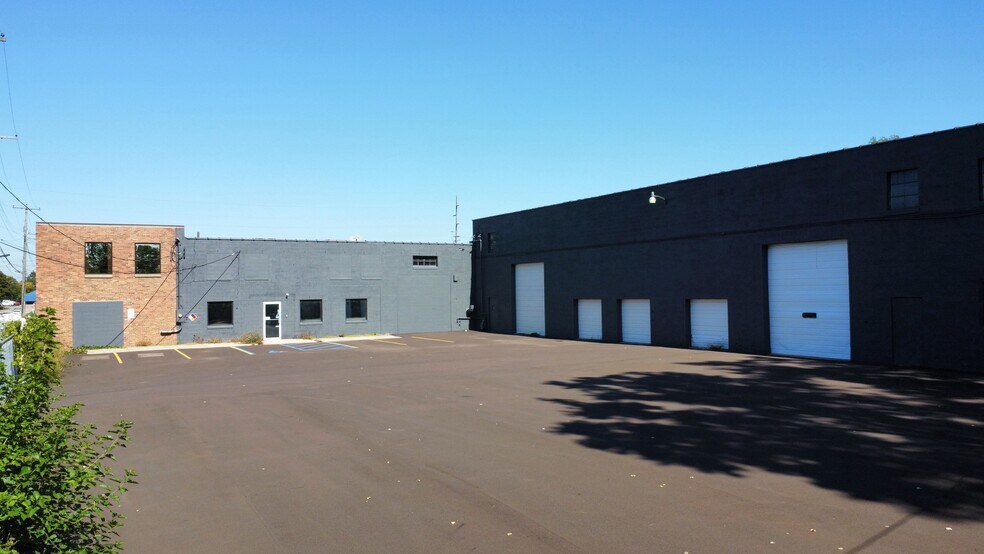 1121 River St, Lansing, MI à vendre - Photo de l’immeuble – Image 2 sur 26