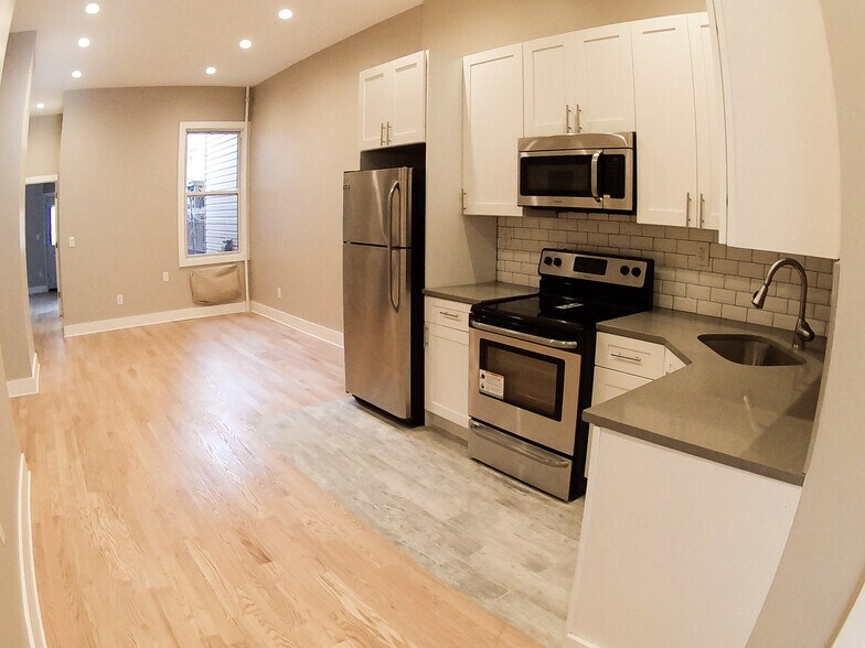 561 Fairview Ave, Ridgewood, NY à vendre - Photo intérieure – Image 2 sur 16