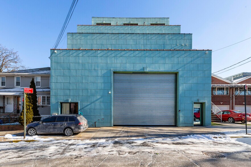 14-07 113th St, College Point, NY à vendre - Photo de l’immeuble – Image 1 sur 47