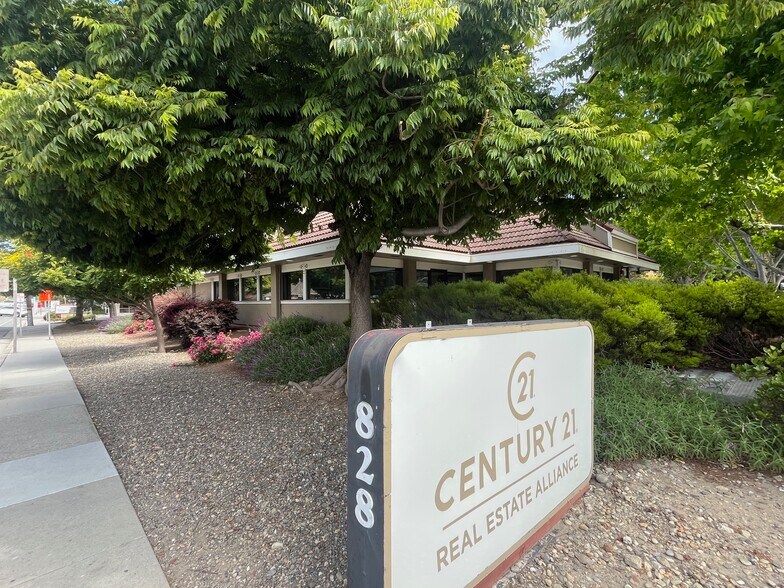 828 Bay Ave, Capitola, CA à louer - Photo de l’immeuble – Image 1 sur 3