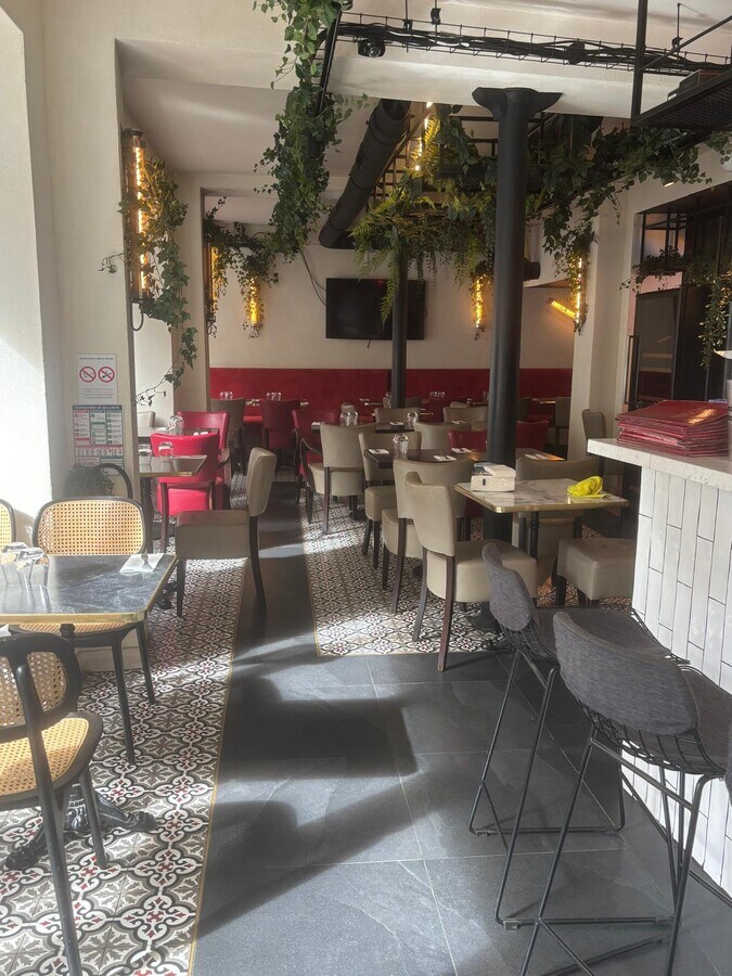 27 Rue De Rocroy, Paris, PAR 75010 - - - Photo intérieure - Image 1 of 2