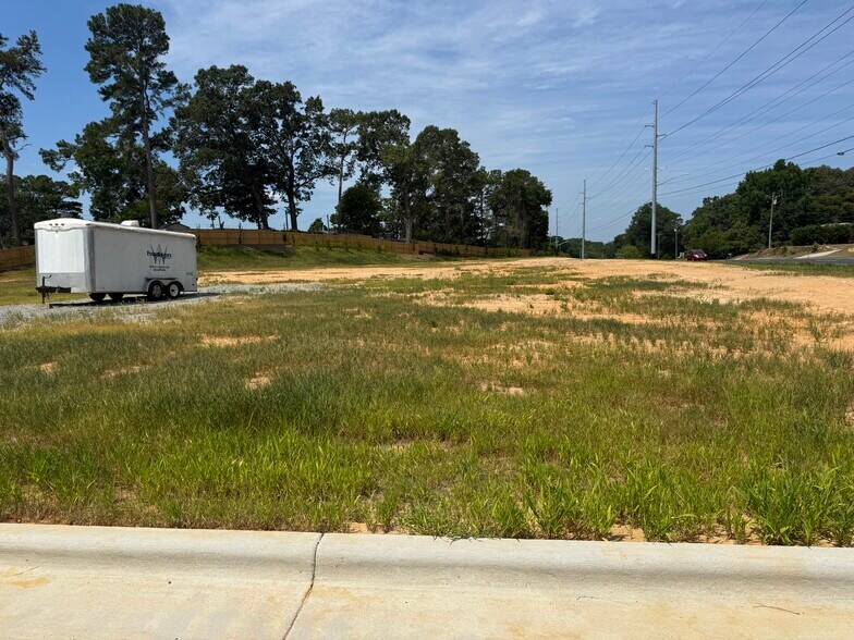 Country Club Dr, Fayetteville, NC à vendre - Photo de l’immeuble – Image 3 sur 11