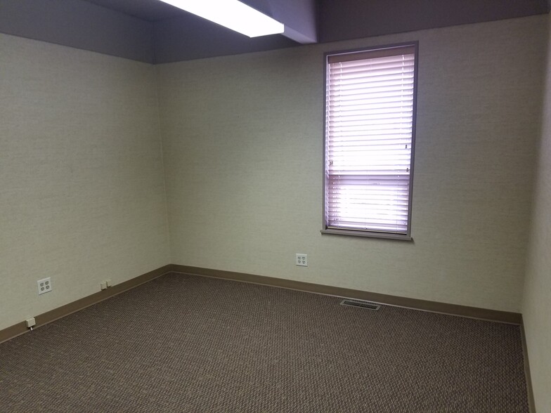2310 E Oakland Ave, Bloomington, IL à louer - Photo intérieure – Image 2 sur 20