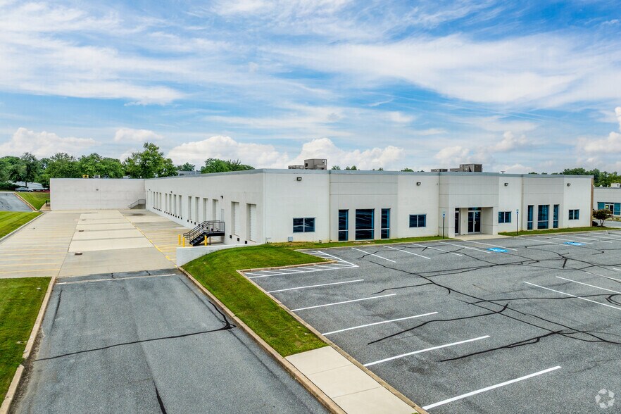 7142 Ambassador Rd, Windsor Mill, MD à louer - Photo de l’immeuble – Image 2 sur 4