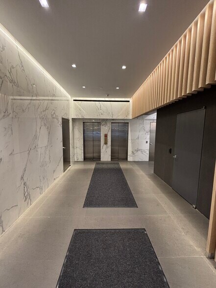 120 E 56th St, New York, NY à louer - Hall d’entrée – Image 2 sur 15
