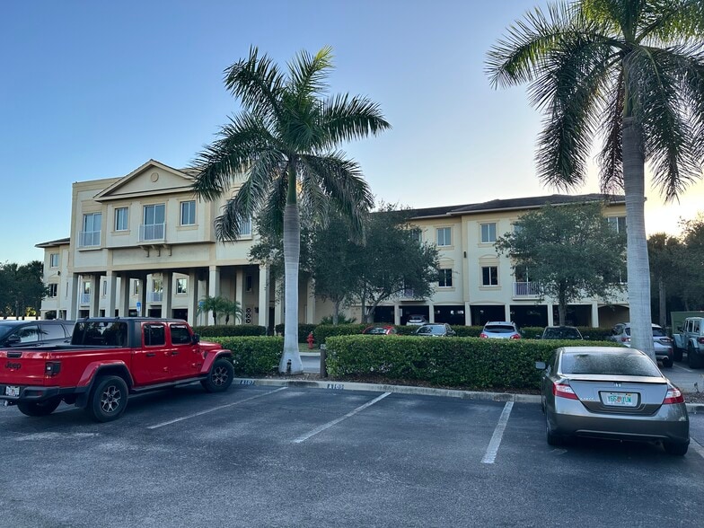 1110 Pine Ridge Rd, Naples, FL à vendre - Photo de l’immeuble – Image 2 sur 3