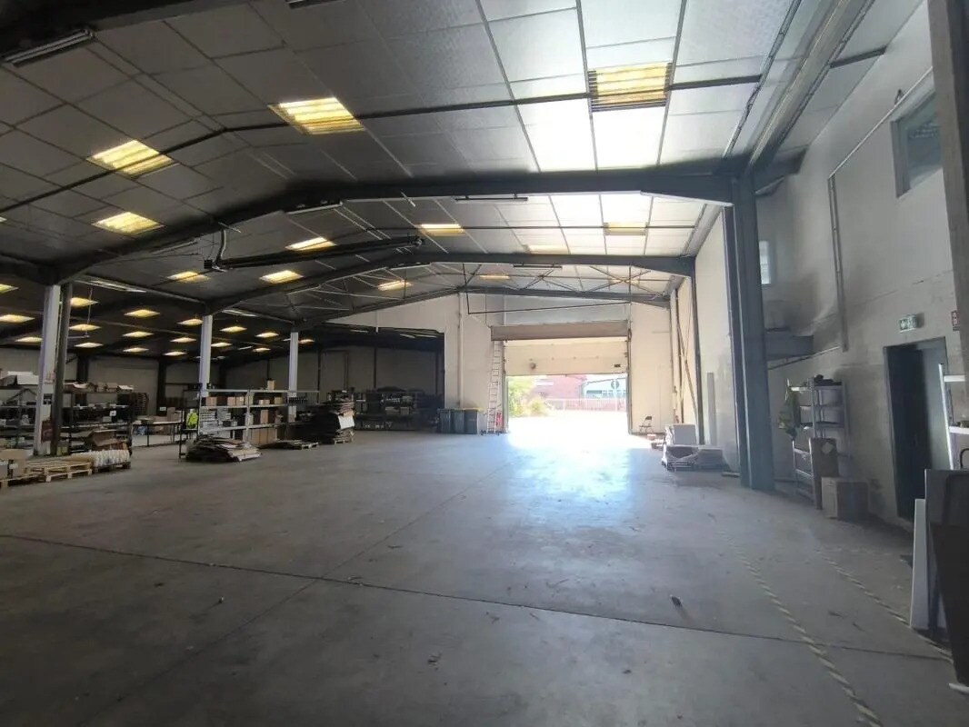 Local d’activités dans CIVRIEUX-D'AZERGUES à louer Photo de l’immeuble– Image 1 sur 5