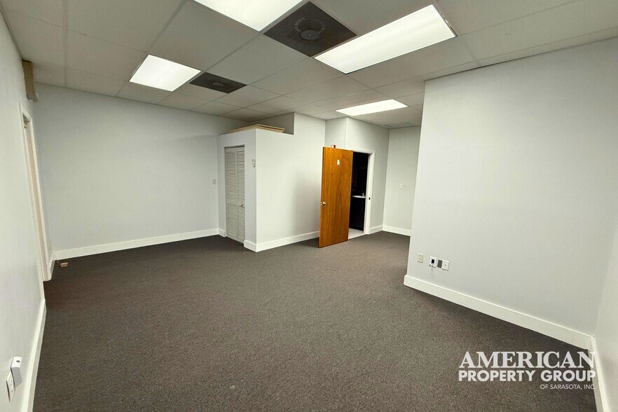 1800 Northgate Blvd, Sarasota, FL à louer - Photo de l’immeuble – Image 3 sur 9
